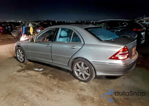 2003 Mercedes-Benz C 320 z USA, uszkodzony, nr VIN WDBRF64JX3F396840